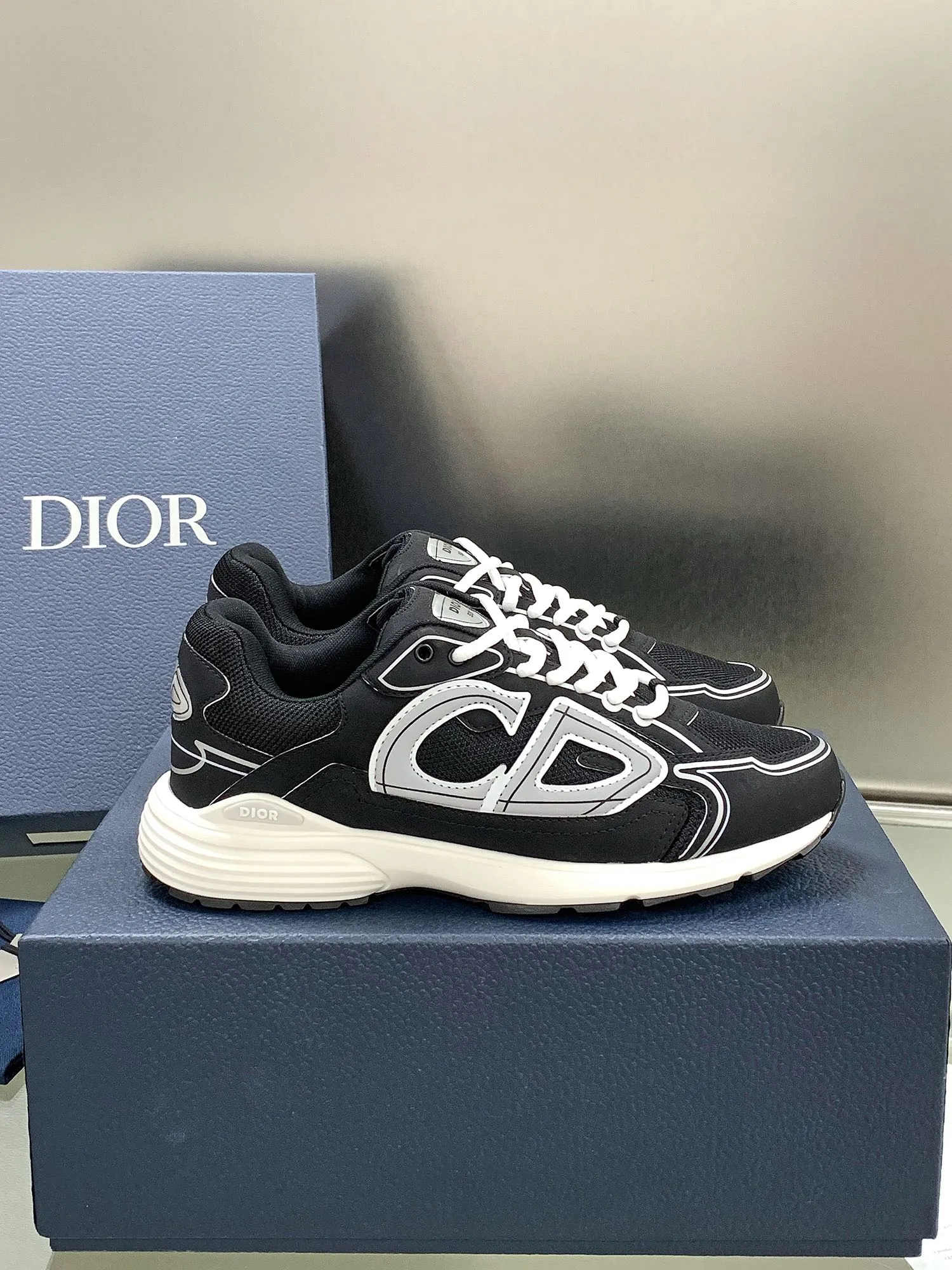👟👟Ex-factory price 660👟👟 Newly upgraded Dior B30 series dad sneakers. New B30 sneakers. Dad Shoes style shoes that follow the trend of the retro market. The Dior logo on the tongue also indicates that this pair of shoes is the B30 model! B30 uses fine-textured leather and mesh cloth materials to form a shoe body. There are conspicuous letters CD on both sides of the shoe body to indicate identity. Many lines on the shoe body outline details to make the shoes look less monotonous and full of retro flavor. The delivery counter is exquisitely packaged🛍📦 ▪️Fabric: Original customized technical fabric + mesh ▪️Inner lining: Customized breathable lining ▪️Outsole: IP+TPU outsole ▪️Sole thickness: 3.5CM ▪️Size: Women’s size 35-40 / Men’s size 39-45